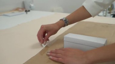 Kız kumaşın çevresindeki deseni özetliyor