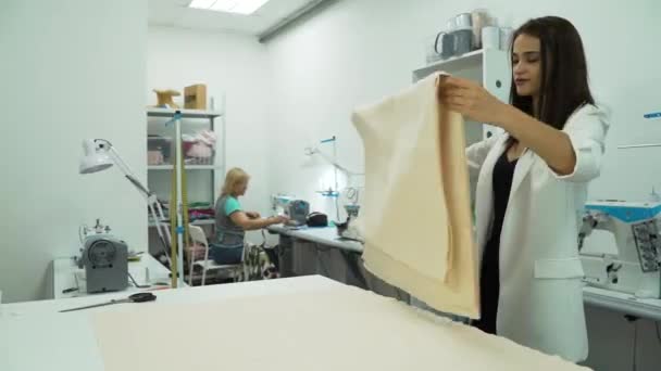 La fille se plie de tissu de coton et met sur la table — Video