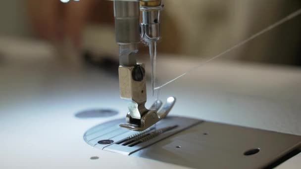 Chica endereza el hilo en la máquina de coser . — Vídeos de Stock