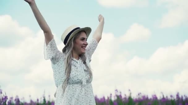 La chica es feliz y agitando sus brazos de la felicidad . — Vídeos de Stock