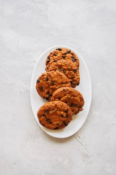 Galletas Chocolate Americano Plato Blanco Sobre Fondo Piedra Blanca Vista — Foto de Stock