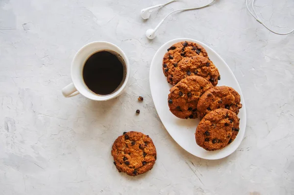 Amerikanska Chocolate Chip Cookies Vit Platta Kopp Kaffe Och Headset — Stockfoto