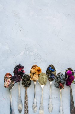 Değişik tatlar çay. Yeşil çay çiçek çay matcha pembe kaşıklar. Düz yatıyordu.