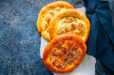 Türk ramazan pidesi - geleneksel Türk Ramazan flatbreads genellikle Ramazan ayı boyunca pişmiş. Mavi taş arka plan. Üstten Görünüm.