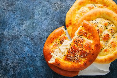 Türk ramazan pidesi - geleneksel Türk Ramazan flatbreads genellikle Ramazan ayı boyunca pişmiş. Mavi taş arka plan. Üstten Görünüm.