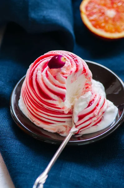 Rose Víz Vérnarancs Vanília Fagylalttal Szolgált Egy Tányérra Fehér Háttér — Stock Fotó