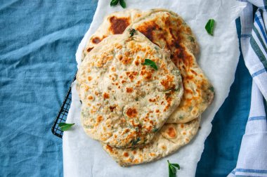 Hint gözleme - Herb paratha fırın kağıt üzerinde dolması