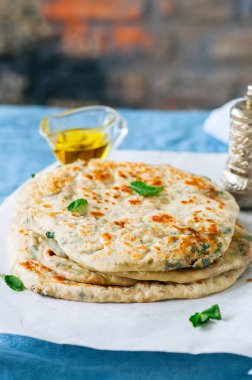 Hint gözleme - Herb paratha fırın kağıt üzerinde dolması