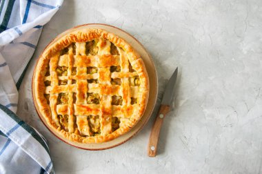 Ev yapımı genç lahana pasta lapa lapa hamur bir tabakta. Beyaz taş zemin. 