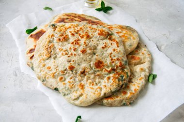 Hint gözleme - Herb paratha fırın kağıt üzerinde dolması
