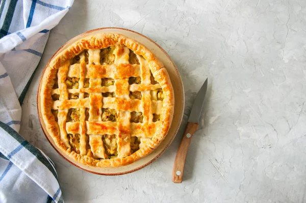 Ev yapımı genç lahana pasta lapa lapa hamur bir tabakta. Beyaz taş zemin. 