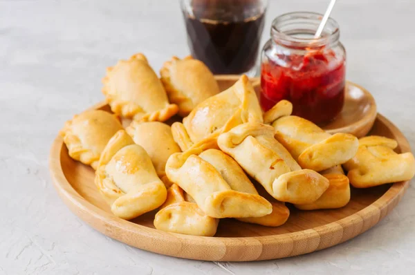 Zwei Arten Von Empanadas Auf Einem Holzteller Mit Ketchup Weißer — Stockfoto