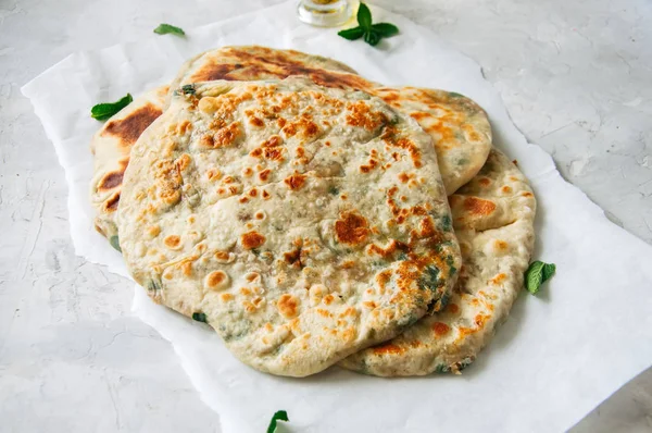 Індійські Коржі Трава Фаршировані Paratha Випічки Паперу — стокове фото