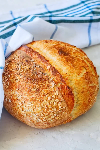 Zelfgemaakte Zuurdesem Brood Een Witte Achtergrond Van Stenen — Stockfoto