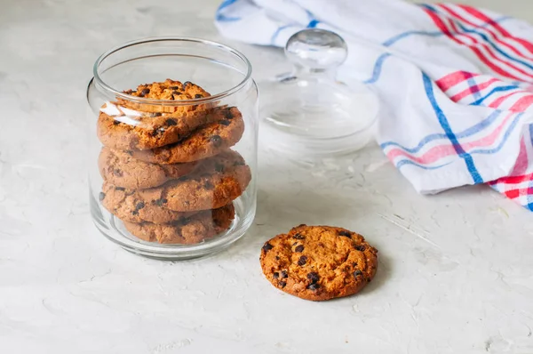 Pila Galletas Chocolate Caseras Tarro Vidrio Fondo Piedra Blanca — Foto de Stock