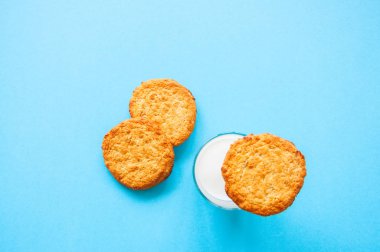 Kepekli kurabiye ve süt mavi bir arka plan üzerinde. En iyi görünüm ve kopya alanı.