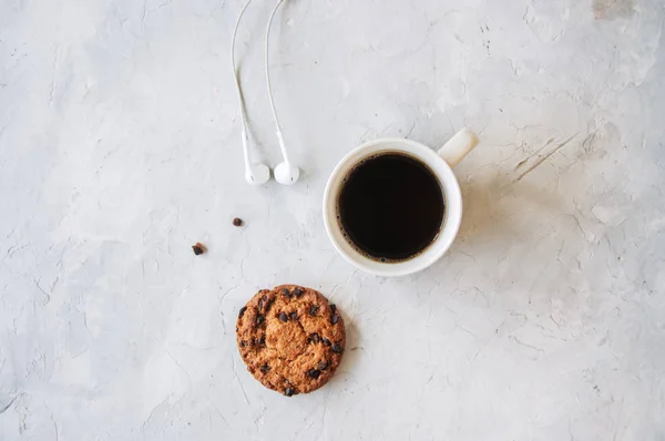 Uma Xícara Biscoito Chocolate Café Fones Ouvido Fundo Pedra Branca — Fotografia de Stock