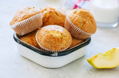 Gluten ücretsiz badem unu muffins elma beyaz taş zemin üzerinde bir kase ile.