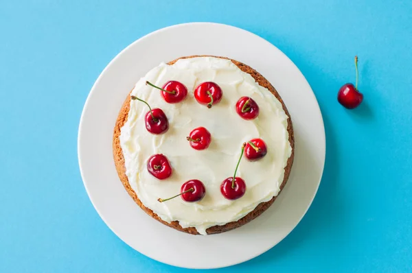 Házi Tejföl Torta Krémhez Díszített Friss Érett Cseresznye Világos Kék — Stock Fotó