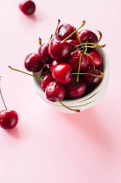 Altura Cerejas Vermelhas Maduras Frescas Uma Tigela Branca Fundo Rosa — Fotografia de Stock