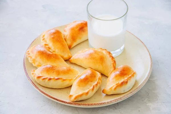 Empanadas Patata Rellenas Caseras Con Vaso Leche Plato Fondo Piedra —  Fotos de Stock