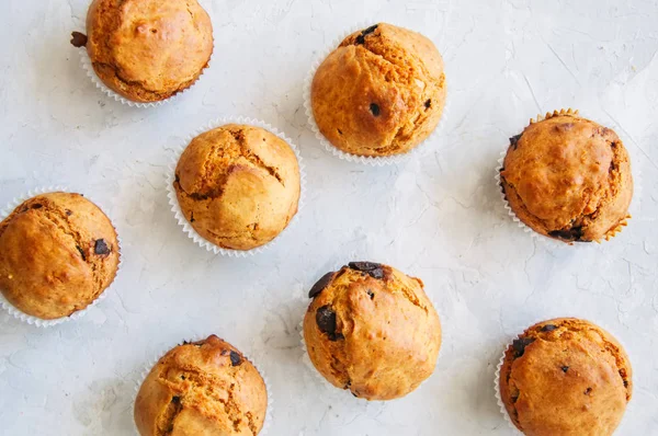 Muffin Con Gocce Cioccolato Scorza Arancia Fondo Pietra Bianca Vista — Foto Stock