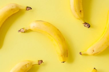 Taze olgun muz sarı bir arka plan üzerinde. Üstten görünüm. 