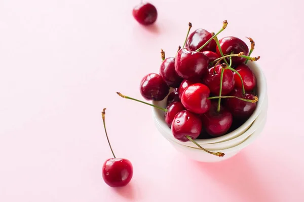 Pico Cerejas Vermelhas Maduras Frescas Uma Tigela Branca Fundo Rosa — Fotografia de Stock