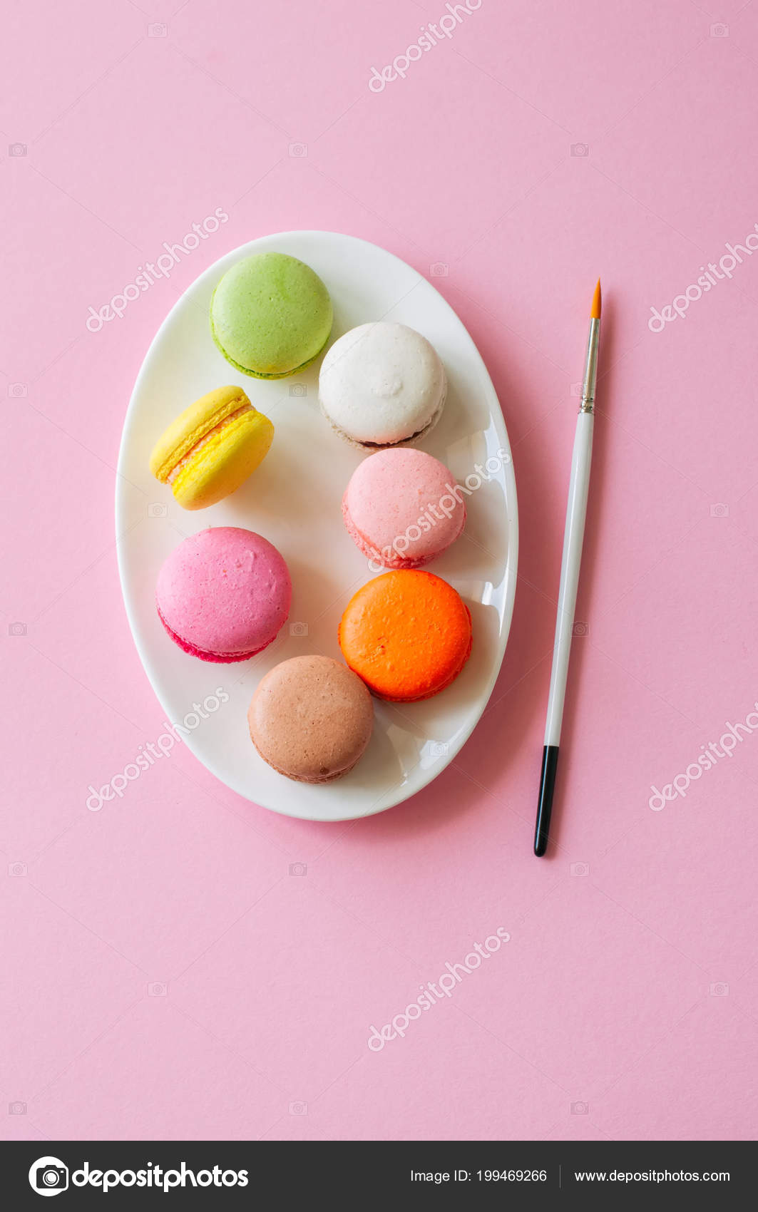 カラフルなマカロン フランスのピンクの背景の白い板のクッキー トップの表示およびコピー スペース ストック写真 C Galiyahassan