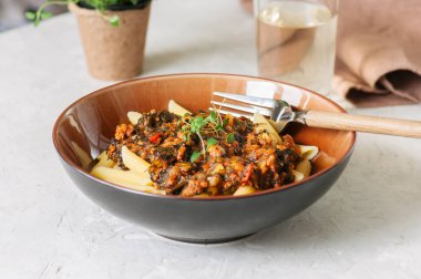 Domates sosu zemin sığır eti makarna beyaz taş zemin üzerine. Tonda.