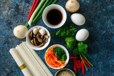 Malzemeler Asya mutfağı erişte yumurta sebze baharat otlar sosu. Düz yatıyordu üstten görünüm