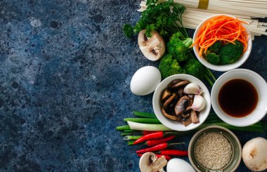 Malzemeler Asya mutfağı erişte yumurta sebze baharat otlar sosu. Düz yatıyordu üstten görünüm