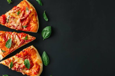 Üç dilim salam mozarella pizza siyah arka plan. En iyi görünüm düz yatıyordu kopya alanı.