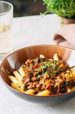 Domates sosu zemin sığır eti makarna beyaz taş zemin üzerine. Tonda.