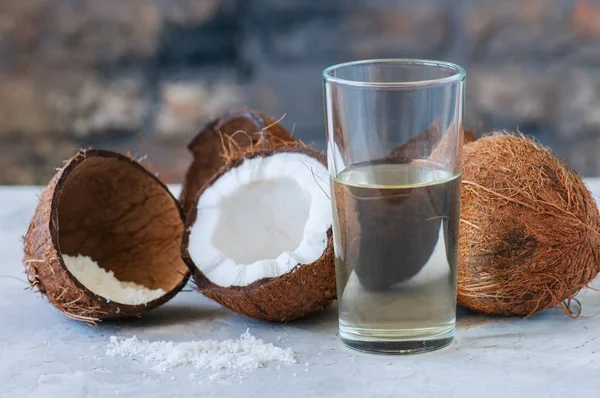 Cocos Inteiros Produtos Coco Como Água Fundo Pedra Branca — Fotografia de Stock