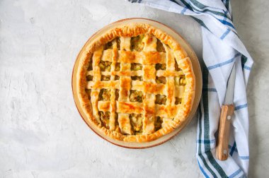 Ev yapımı genç lahana pasta lapa lapa hamur bir tabakta. Beyaz taş zemin.