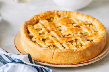 Ev yapımı genç lahana pasta lapa lapa hamur bir tabakta. Beyaz taş zemin.