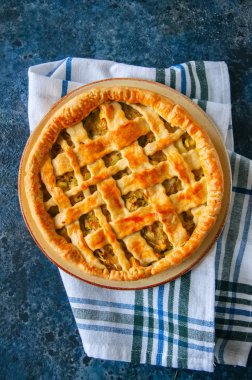 Ev yapımı genç lahana pasta lapa lapa hamur bir tabakta. mavi taş arka plan.