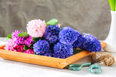 Buket farklı renkler sümbül çiçek ahşap bir gemide. Çiçek Dükkanı kavramı.