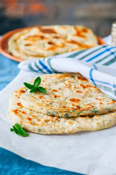 Hint gözleme - Herb paratha fırın kağıt üzerinde dolması