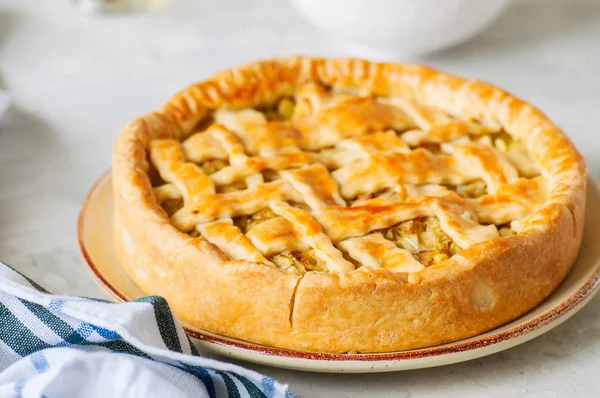 Ev yapımı genç lahana pasta lapa lapa hamur bir tabakta. Beyaz taş zemin.