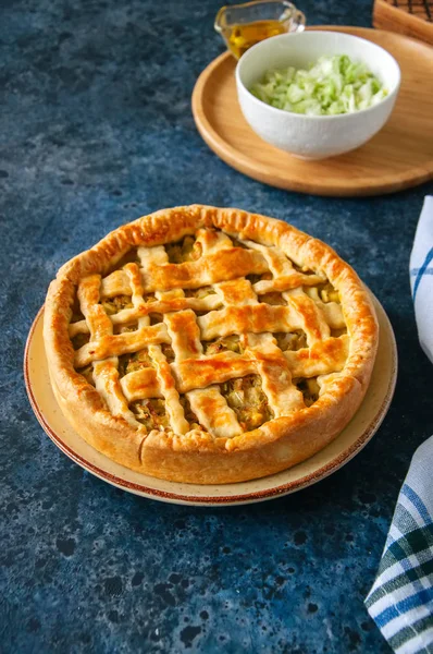 Ev yapımı genç lahana pasta lapa lapa hamur bir tabakta. mavi taş arka plan.