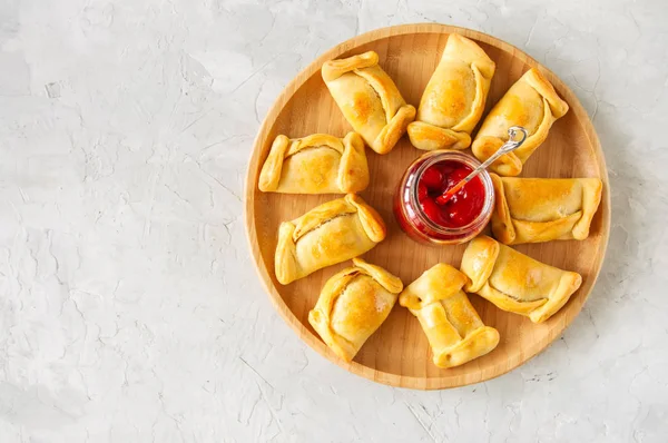 Felülnézete Chilei Empanadas Fából Készült Lemez Ketchup Fehér Háttér — Stock Fotó