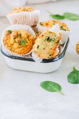 Lezzetli patates ıspanak ve beyaz kek. Beyaz taş zemin. 