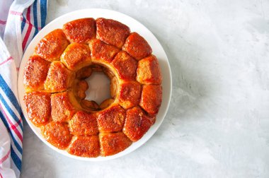 Ev yapımı karamel maymun ekmek kahverengi şeker ve limon lezzet bir beyaz taş zemin üzerine