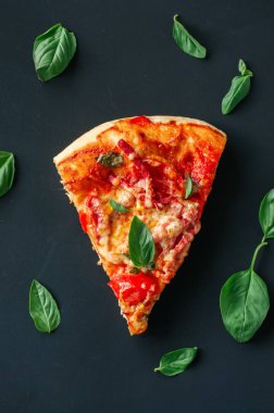 Salamlı pizza siyah arka plan üzerine bir parça. Üstten görünüm, düz yatıyordu, kopya alanı.