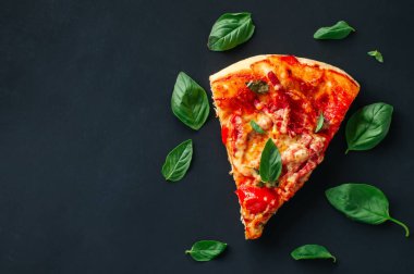 Salamlı pizza siyah arka plan üzerine bir parça. Üstten görünüm, düz yatıyordu, kopya alanı.