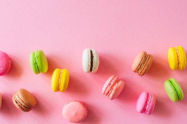 Renkli macarons çerezler, üstten görünüm düz yatıyordu, gıda arka plan kavramı.