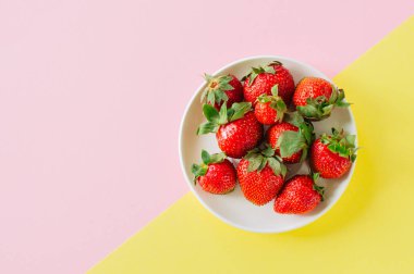 Taze olgun çilek duo üzerinde arka plan sesi. Uzay kopyalayın. Üstten görünüm.