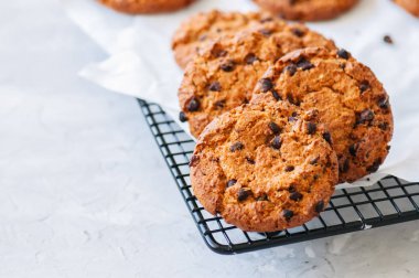 Ev yapımı çikolata çerezler üzerinde beyaz taş zemin üzerine bir tel raf fişleri. Geleneksel Amerikan eski moda davranır. Yakın çekim.